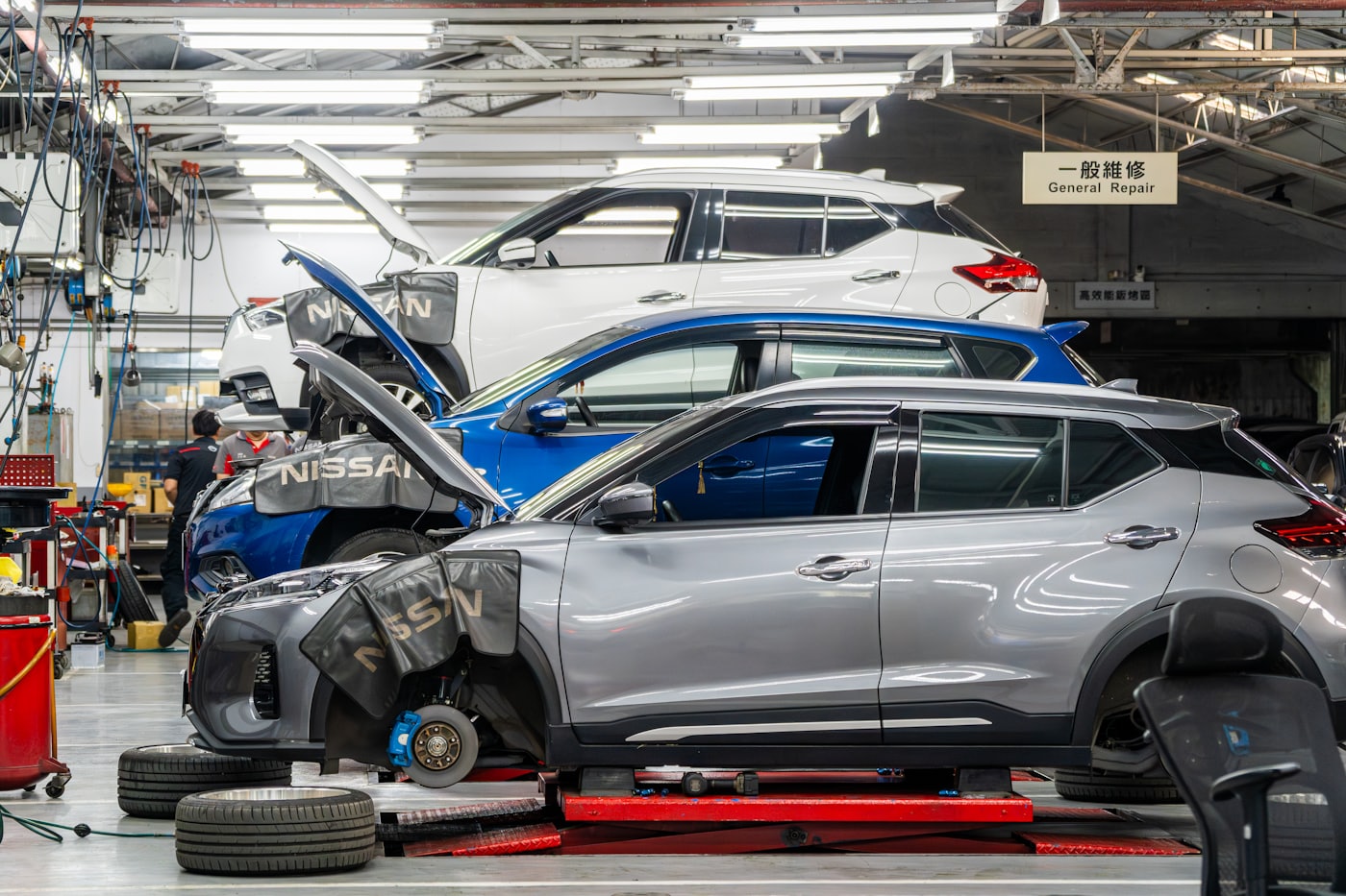 Plusieurs véhicules de marques différentes pris en charge dans l'atelier.