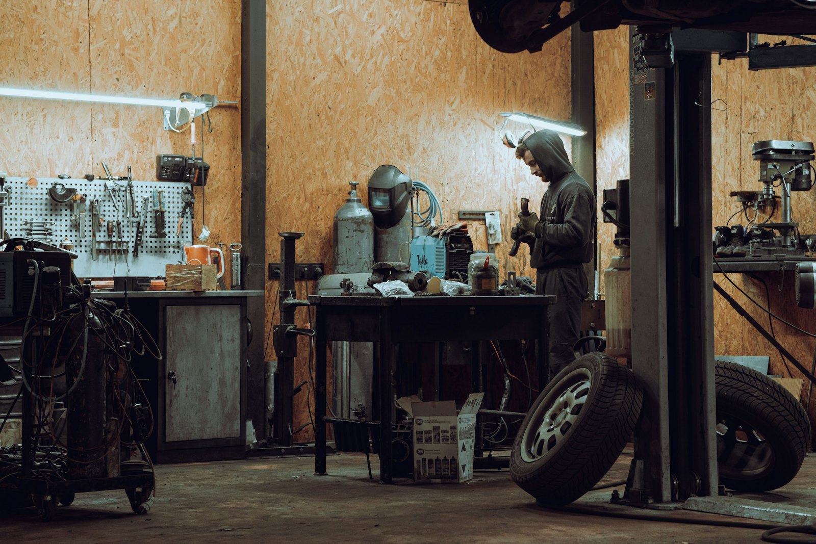 L'atelier de LS Garage Automobile, une voiture sur le pont de levage, prête à être entretenue.