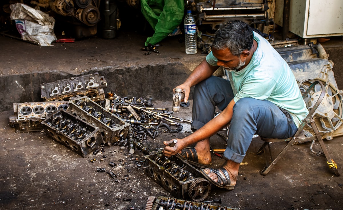 Travail d'entretien sur un moteur dans l'atelier.